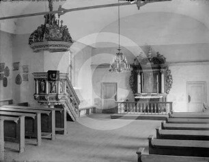 Schiff der Kirche Dickeln mit Altar und Kanzel