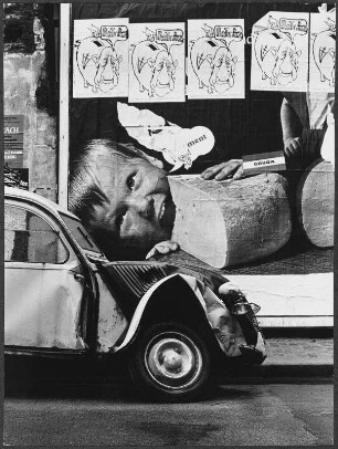 Zerbeulter Citroën 2CV vor einer Plakatwand, Paris