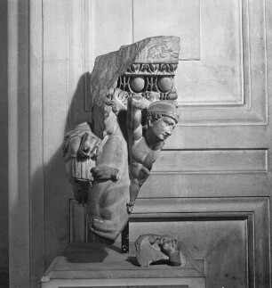 Fragment eines Sarkophags mit reitendem Krieger