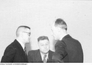 Dresden. Wilhelm Koenen, Mitglied des Parteivorstandes der SED, im Gespräch mit dem Minister für Volksbildung in der sächsischen Regierung, 1947?