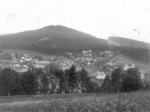 Bärenfels (Altenberg-Bärenfels). Ortsteilansicht mit Spitzberg (750 m). Blick nach Süden