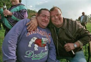 Fußball Fan-Freunde eines Lokal-Derbys in Marienborn/Sachsen-Anhalt 1993