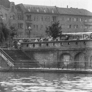 Berlin-Kreuzberg, Gröbenufer. Ufermauer der kanalisierten Spree, an der Brüstung Schriftzug "Freiheit für alle!"