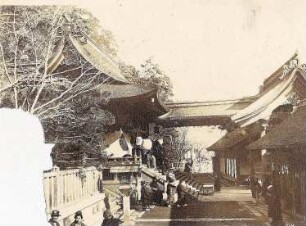 Nagasaki. Vor dem Askwa-Tempel. Blick auf Tempelarchitektur mit traditionell verzierten Giebeln