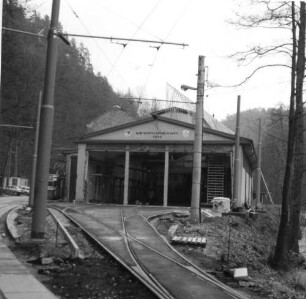Bad Schandau, Kirnitzschtalstraße 8. Straßenbahndepot mit Werkstatt und Wohnhaus (bezeichnet 1898). Straßenansicht (aus Richtung Bad Schandau)