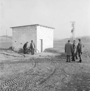 Klein Barnitz: Wasserwerk Klein Barnitz des Wasserbeschaffungsverbands Reinfeld-Land: Pumpstation als Provisorium: Außenansicht: Besichtigung mit Reinfelder Bürgermeister Richard Hingst