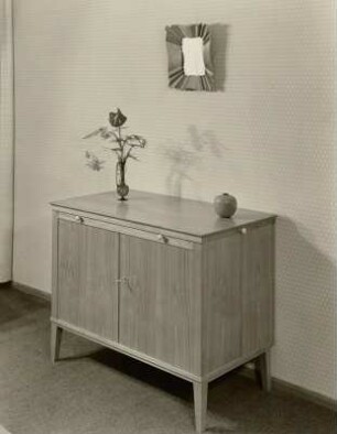 Wandspiegel : Anrichte (1956; Bergner) und Wandspiegel