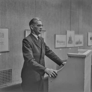 Eröffnung Ausstellung sorbischer Künstler : Bautzen. Ausstellung sorbischer Künstler. Eröffnungsfeier, Redner am Pult