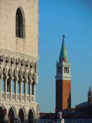 Venedig - Dogenpalast und Campanile von San Giorgio : Dogenpalast (links) und Campanile der Kirche San Giorgio Maggiore (jenseits der Lagune). Aufgenommen am 23. Februar 2012 in Venedig