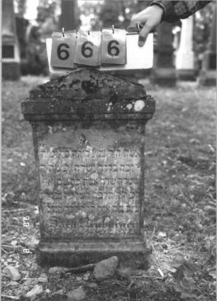 Grabstein 666 (Index: 99788380) Material: Sandstein Zustand: stärker verwittert mit Textverlust Maße HxBxT: 72x43x12 cm Besonderheit: Foto unscharf: Grabstein 666