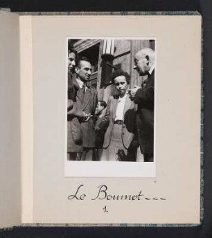 Albumseite mit Abb. 4: Victor Klemperer und Schüler, Frl. Kernecker : Unserem Ordinarius Herrn Prof. Dr. Viktor Klemperer zu seinem 70. Geburtstag in Liebe und Verehrung. Das Romanische Seminar der Unviversität Halle. Halle, den 9. Oktober 1951