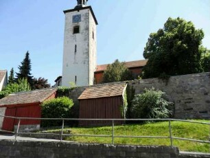 Ansicht von Norden mit Kirche (im Kern gotisch - spätere Erneuerungen) über Kirchhofmauer (Wehrgang mit Steinbrüstung und Schießscharten abgetragen)