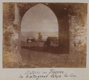 Stadttor von Tiberias. Im Hintergrund Ostufer des Sees.
