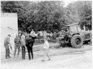 Serie: Mauerfall/Deutsche Einheit: Abriss der Berliner Mauer mit Traktor