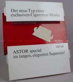 Werbeaufsteller für "Astor"-Zigaretten