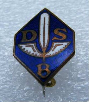 Verbandsabzeichen Deutscher Stenografenbund (mit Broschennadel) : Sammlung Beinhorn. Verbandsabzeichen Deutscher Stenografenbund (DSB mit geflügelter Feder auf blauem Grund, mit Broschennadel). Email, Metall; Maße 15 x 11 mm (nach 1947). Dresden: SLUB R c 0191