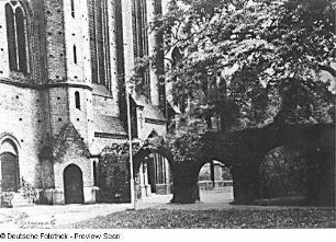 Ruine des Klausurgebäudes : Ehemaliges Zisterzienserkloster. Zisterzienser-Klosterkirche (1295-1368; Restaurierung 1881-1894, G. L. Möckel). S-Wand des Querschiffes und Ruine der W-Wand des östlichen Flügels des Klausurgebäudes (um 1230)