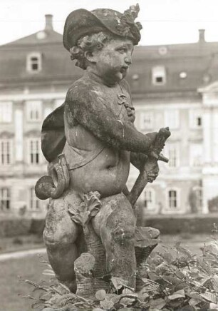 Putto: November : Putto im Ehrenhof (Nordausgang), Knabe als Jäger