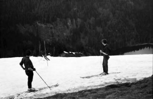Feldberg: Letzte Skifahrer (Hintergrund Feldsee); am Hang zum Feldsee