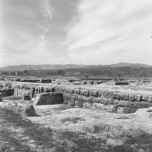 Sizilien. Blick über eine Ausgrabungsstätte mit Mauerresten in die Landschaft