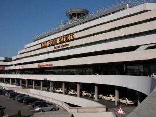 Flughafen Köln-Bonn Konrad Adenauer, Terminal und dahinter Tower