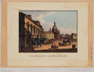 Blick vom Jüdenhof in Dresden auf den Neumarkt, von links die Gemäldegalerie (Stallgebäude, Johanneum), das Hotel Stadt Berlin mit runder Ecke und die Frauenkirche
