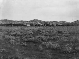 Badlands : Eine Farm in der Steppe vor den Badlands am Little Missouri River