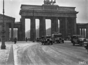 Brandenburger Tor : Blick auf das Brandenburger Tor und die verschneite Straße davor.