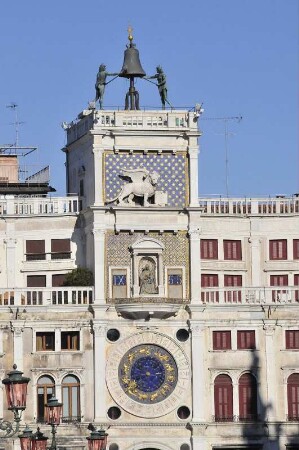 Uhrenturm in Venedig : Der historische Uhrturm. Aufgenommen am Karnevaldienstag, dem 21. Februar 2012, am Markusplatz in Venedig