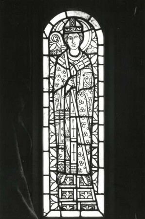 Heiliger Nikolaus aus dem Chorfenster der Nikolauskirche in Oberndorf bei Arnstadt. Glasmalerei, um 1170/1180. Eisenach: Thüringer Museum. Ausstellung "Mittelalterliche Glasmalerei in der DDR", Erfurt 1989/1990. Kat. Nr. 2