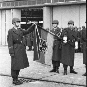 Ablegung des Gelöbnisses der neuen Wehrpflichtigen des Fernmelderegiments 12 in der General-Fahnert-Kaserne.