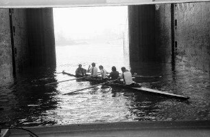 Basel: Ruder Vierer in der Schleuse