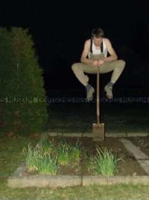 Junger Mann im Sprung mit Spaten (Altersgruppe B)