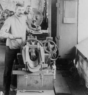 Einschaben der Schmiernuten : Technikgeschichte | Technologie | Maschinenbau und Eisengiesserei | Schwungrad und Seilscheiben-Fabrikation | Cottbusser Maschinenbau-Anstalt und Eisengießerei AG