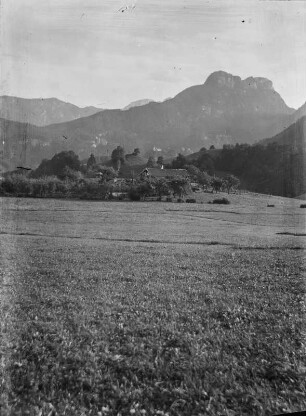 Hochgebirge : Blick auf einem Bauernhof, vermutlich in den Alpen