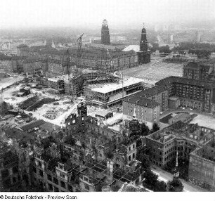 Ruine des Residenzschlosses, Kulturpalast im Bau und Altmarkt