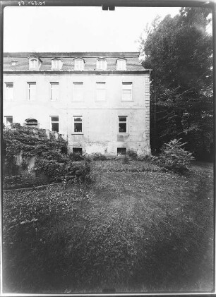Ogrosen (Vetschau-Ogrosen), Ogrosener Dorfstraße 33/35. Gutsanalge (Baubeginn um 1704, Erweiterung 1901-1915). Herrenhaus. Eingangsseite (Teilansicht)