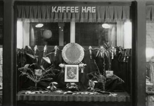 Roßwein. Schaufensterdekoration der Firma Fritzsche zu Adolf Hitlers 50. Geburtstag am 20.4.1939 mit Hitlerportrait und Blumen