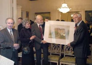 Soiree "Bertrand Roth und sein Dresdener-Musiksalon", die am 11. Januar 2004 in Roths schweizerischem Geburtsort Degersheim (Kanton St. Gallen) Premiere hatte; Fritz Ruch (Bertrand-Roth-Experte), Eleanor Müller (Ehefrau von Dr. Jörg Bertrand Müller), Dr. Jörg Bertrand Müller (Enkel von Bertrand Roth) und Dr. Thomas Bürger mit dem der SLUB überreichten Aquarell von O. L. Schneider "Haus von Prof. Bertrand Roth - Kaitzer Str. 13"