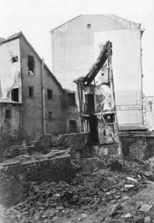 Zerstörtes Gebäude, Ecke Münzgasse und Beethovenstraße (heute Straße des 17. Juni)