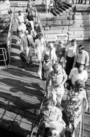 26. Tagung 1976 Physiker; Aufbruch zur Mainau: Gruppen auf Steg; 2. v. vorn: Antony Hewish, dahinter Robert S. Mulliken