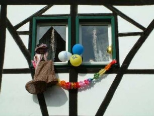 Karnevalsdekoration an einem Wohnhaus