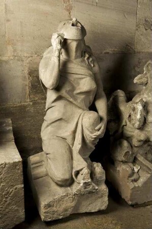 Frau mit Larve vor dem Gesicht