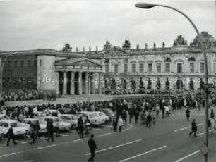 Parade vor der Neuen Wache in Berlin (Ost)
