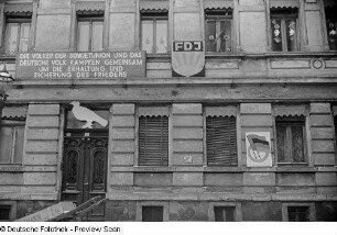 Sichtwerbung für das IV. Parlament der FDJ an einem Haus