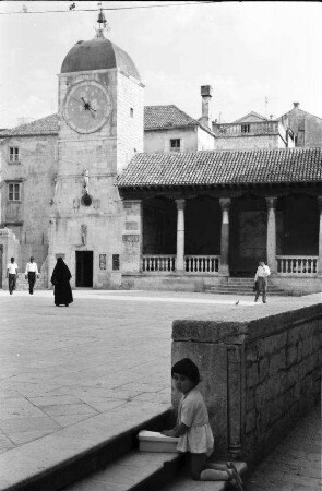 Trogir: Stadtplatz mit Loggia und Uhrturm