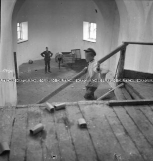 Ausgeräumter Innenraum einer russisch-orthodoxen Kirche mit improvisierter Getreidemühle, deutschem Soldat und Kind