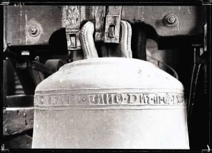 Stiftskirche; Glocke von 1285, oberer Teil mit Inschrift