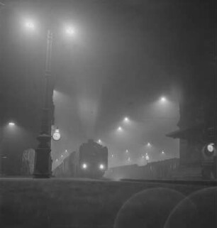 Berlin. Anhalter Bahnhof. Schnellzuglok vor einem Personenzug