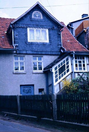 Wohnhaus mit Zwerchgiebel, Vorbau